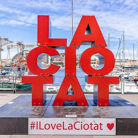 - Magnifique Cigale Au Pied Du Port-vieux * La Ciotat