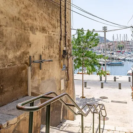 - Magnifique Cigale Au Pied Du Port-vieux La Ciotat